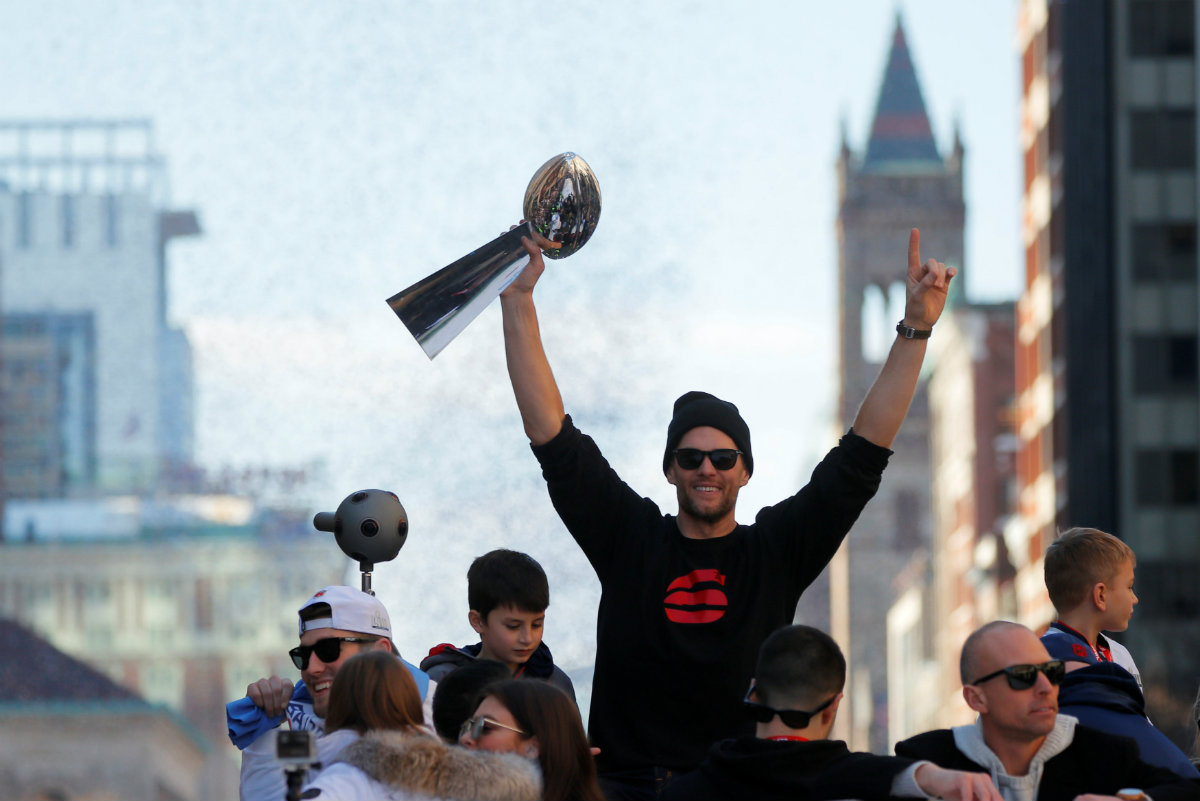 Tom Brady levanta el trofeo Vince Lombardi del Super Bowl LIII (Reuters)