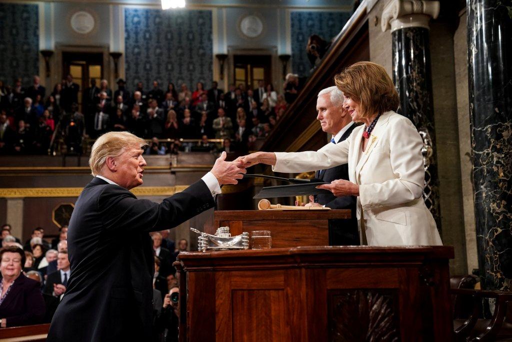 Trump saluda a Nancy Pelosi y al vice presidente Mike Pence (Reuters)