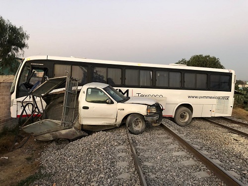 La unidad de transporte fue arrastrada junto con una camioneta que estaba en el área del accidente. (Especial)