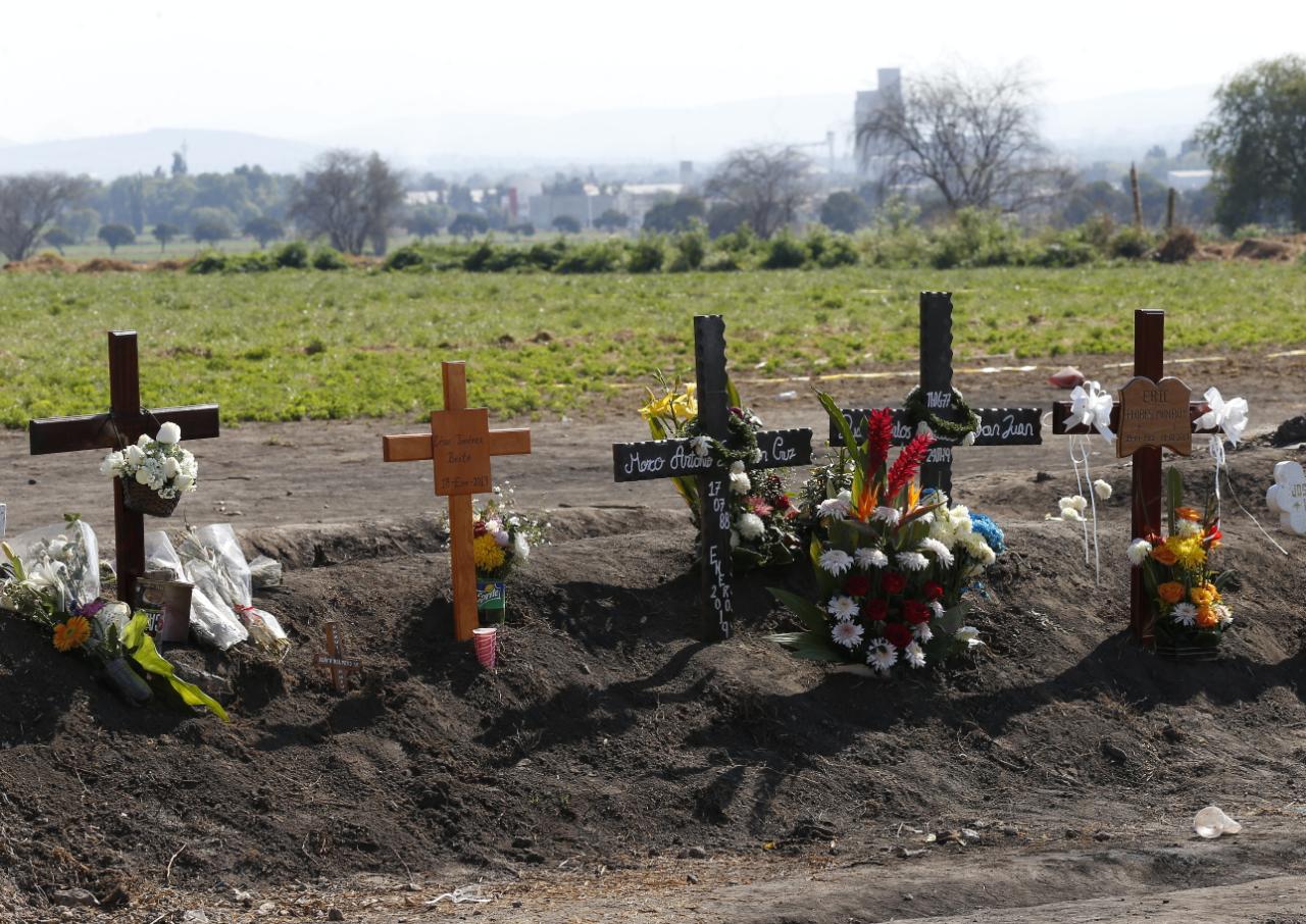Los visitantes colocan coronas para honrar a los muertos durante la explosión de ducto/Héctor Téllez.