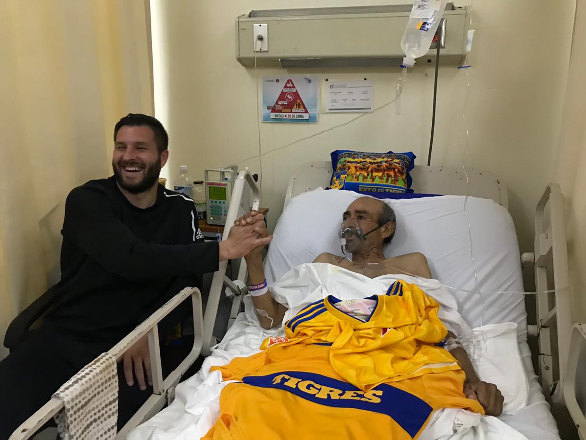 André-Pierre Gignac visitó a un aficionado enfermo de cáncer (Twitter @TigresOficial)