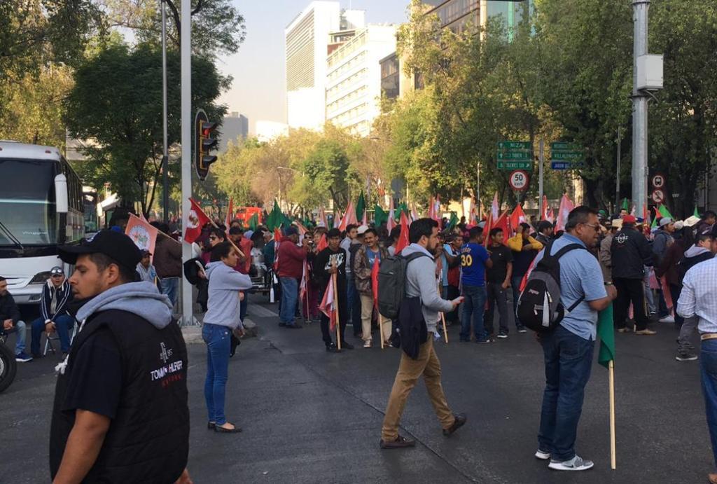 Los campesinos bloquearon ambos sentidos de Reforma por casi una hora. | César Velázquez