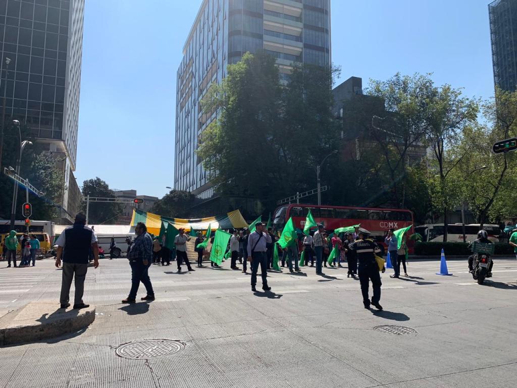 Los campesinos cerraron la circulación en ambos sentidos de Reforma. | Mariana Rosas