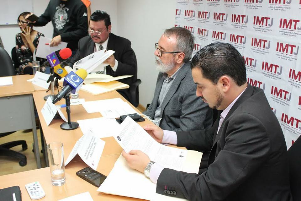 (Al centro) Mario Córdova España, director del extinto IMTJ. (Cortesía)