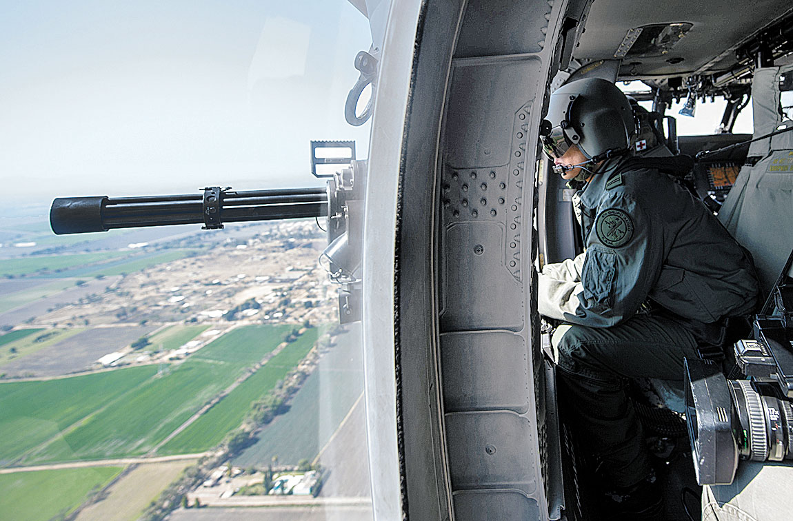 Ayer continuó la vigilancia aérea a los ductos de Petróleos Mexicanos. (Pedro Pardo/AFP)