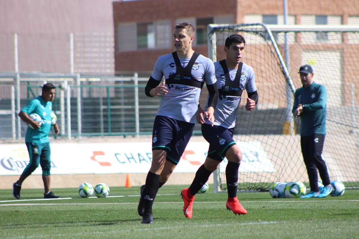 El delantero ve que a Santos le falta ir por los costados hacer una diferencia y tener más gol. (Rolando Riestra)
