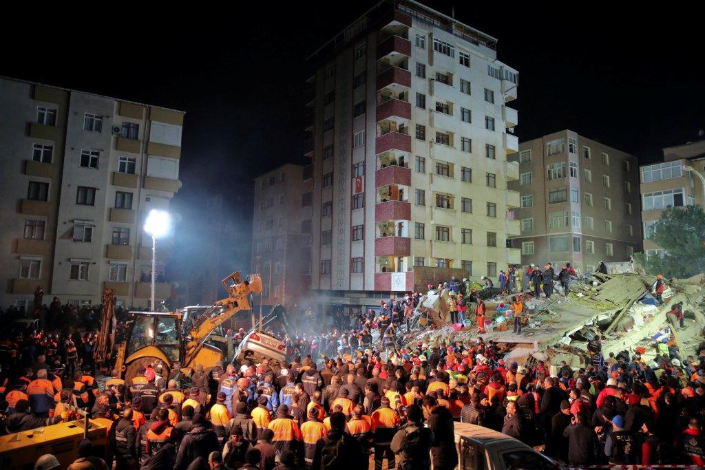 El edifico derrumbado en Estambul contaba con 14 departamentos (Reuters)