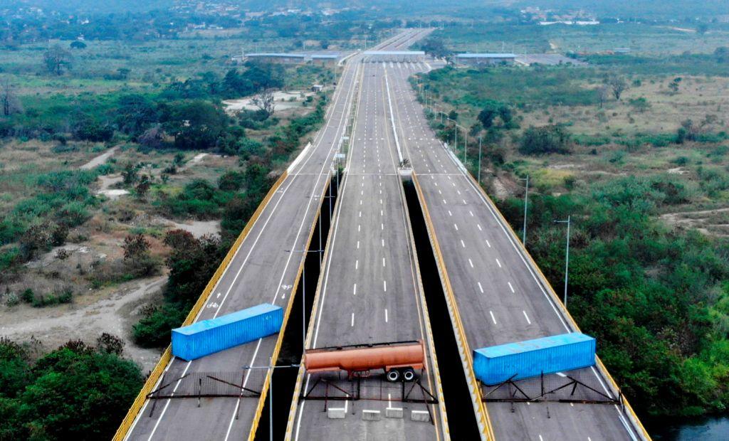Esta mañana militares venezolanos bloquearon un puente en la frontera con Colombia. AFP