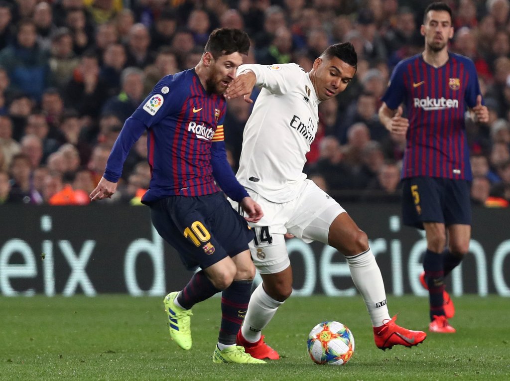Messi pelea el balón con Casemiro (Reuters)