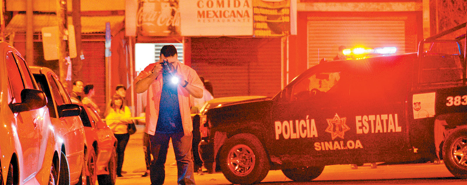 Un perito analiza el lugar donde fue asesinado el integrante de un grupo musical en Culiacán. (Cuartoscuro)