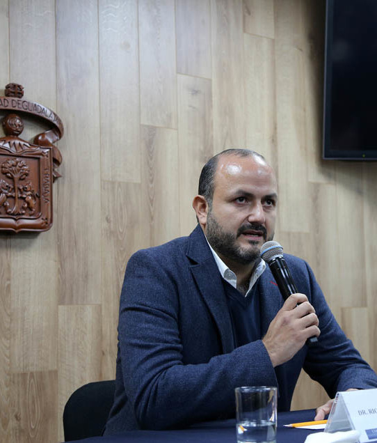 Doctor en Tecnología Educativa;<p></p>fue Presidente de la&nbsp;<p></p>FEU, y titular de la Coordinación&nbsp;<p></p>General de Servicios&nbsp;<p></p>Universitarios.