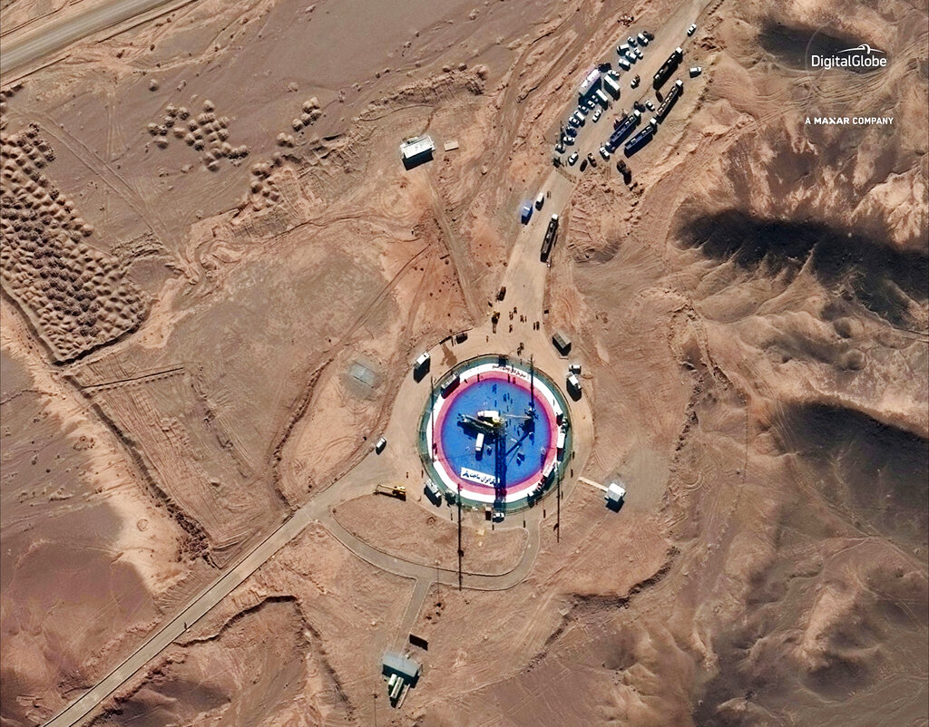 Los analistas de DigitalGlobe dicen que las imágenes del martes indican que Irán usó un cohete Safir. AP