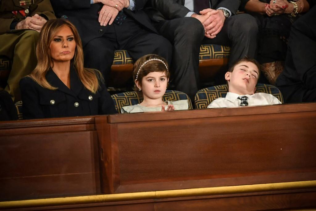 Las imágenes de su siesta rápidamente se volvieron virales. AFP