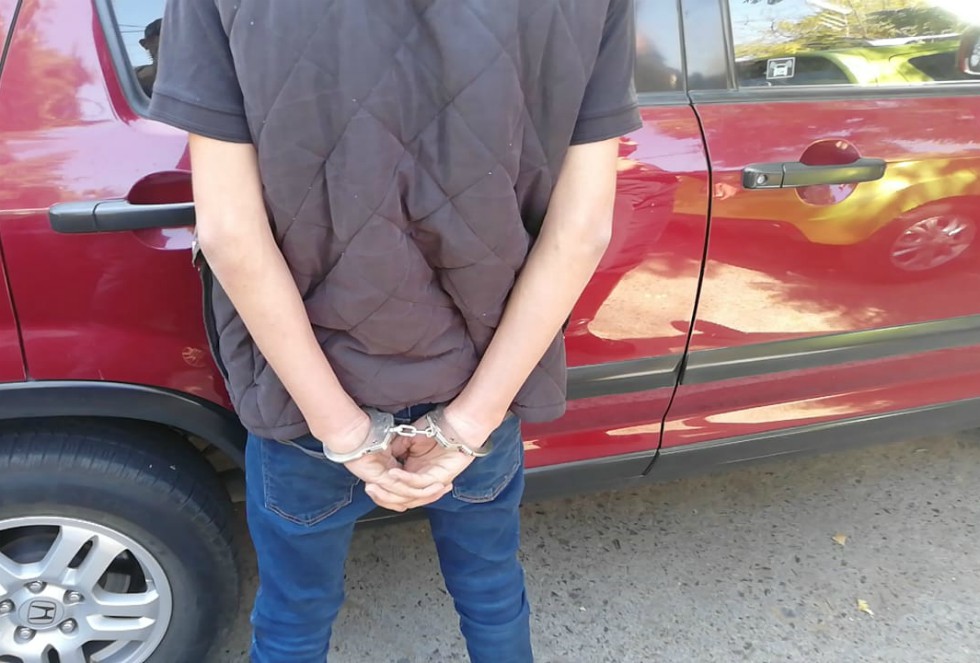 El joven fue detenido en las inmediaciones de la preparatoria número 11, de la Universidad de Guadalajara. (Cortesía)