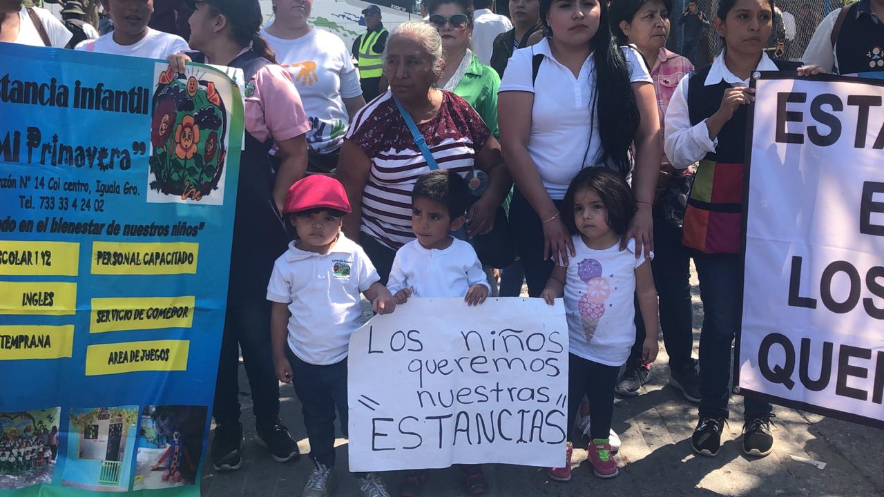 Los manifestantes esperan a AMLO en la entrada de Iguala. (Jannet López Ponce)
