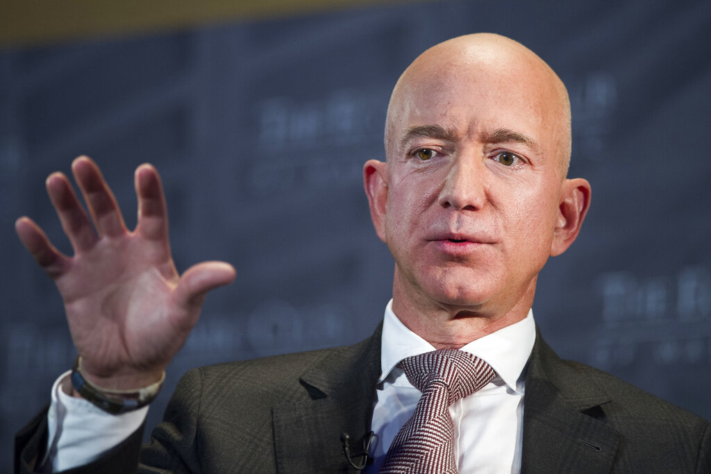 El 'National Enquirer' publicó un artículo que incluyó textos íntimos entre Bezos y la ex presentadora Lauren Sanchez. (Foto: AP)