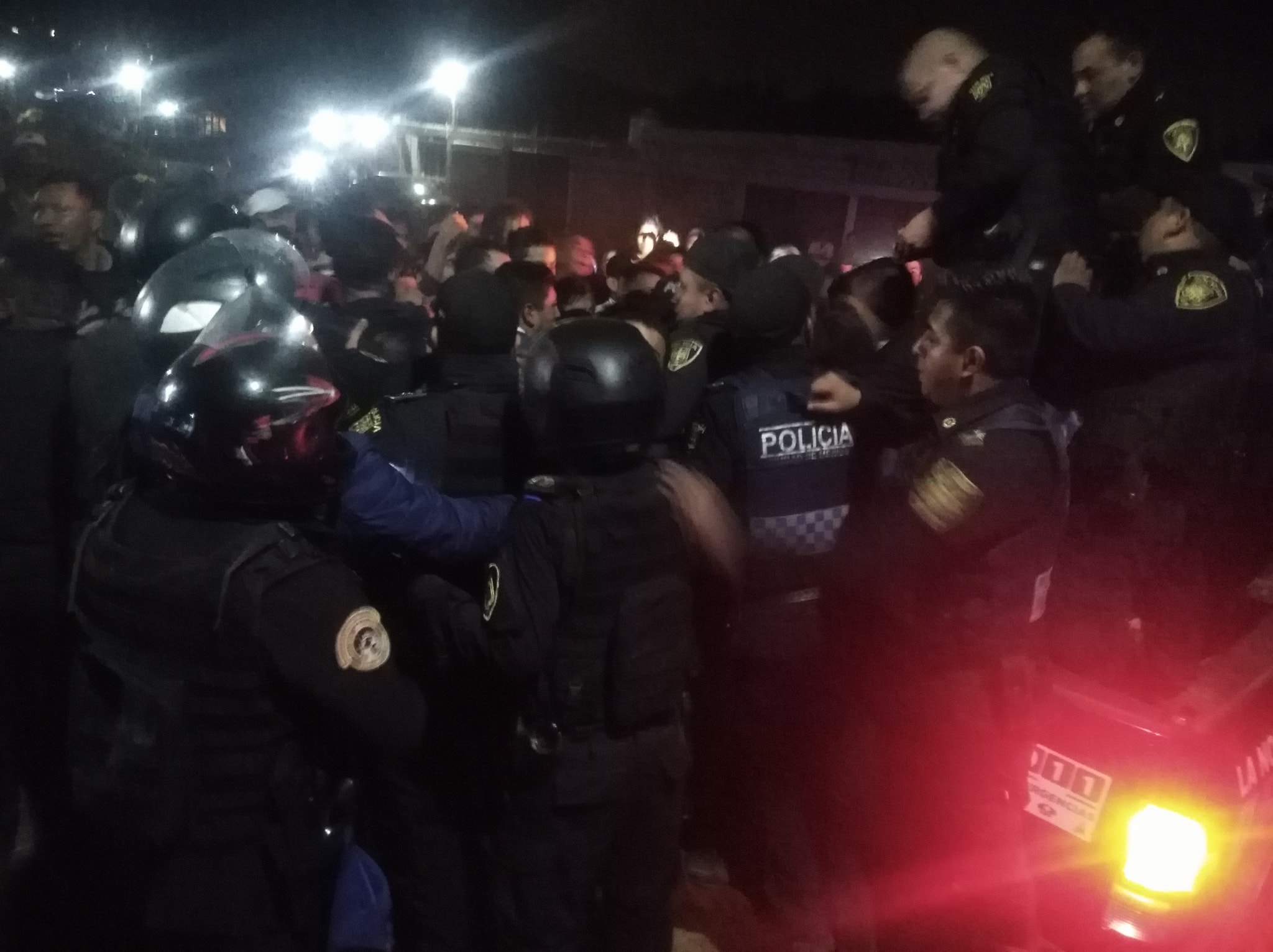 Policías rescataron al hombre que era golpeado por los habitantes de San Francisco. (Marco Maldonado)