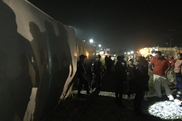 Un tráiler que transportaba azúcar se volcó en Tuxtepec, Oaxaca, y pobladores lo saquearon. (Óscar Rodríguez)