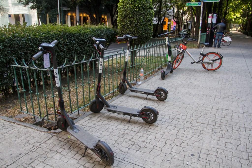 Vecinos de tres alcaldías amagaron con vandalizar los 'scooters' si no se regulaba su operación. (Cuartoscuro)
