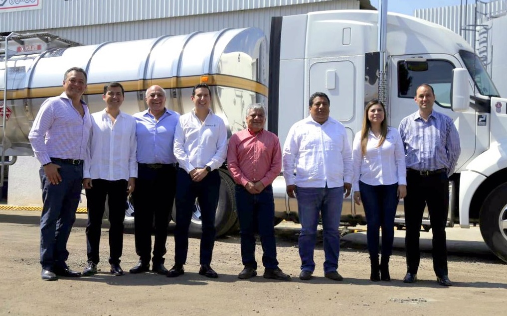 Entrega de 6 pipas en Oaxaca. (Foto: @GobOax)