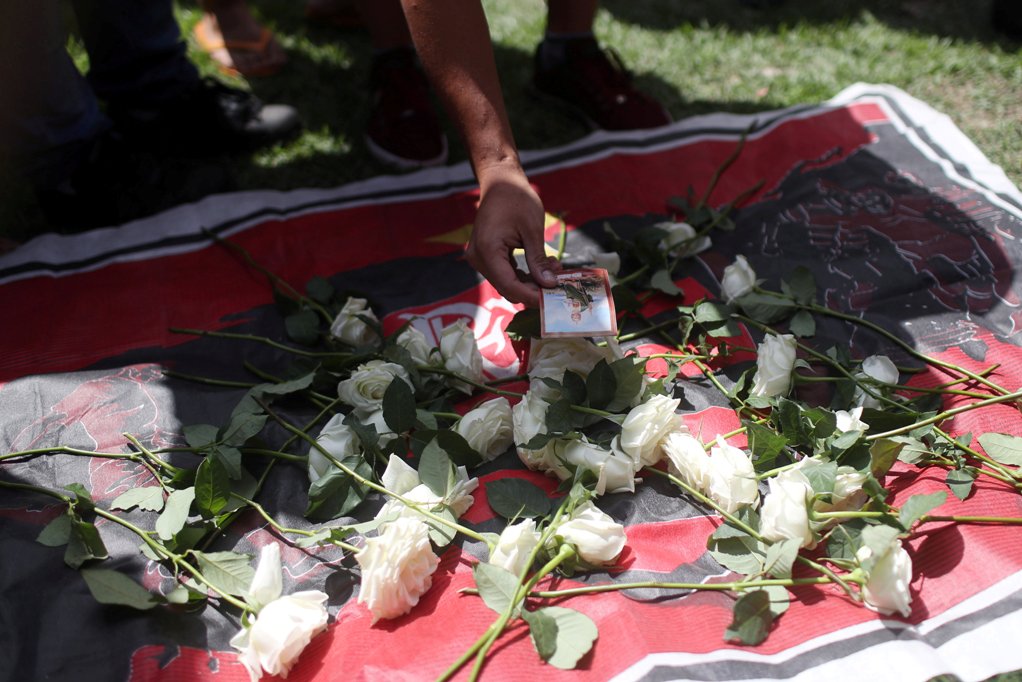 Fans del equipo Flamengo dejan rosas blancas en la entrada del Club de Entrenamiento