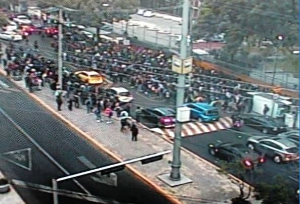 Los alumnos bloquean la Calzada del Hueso. | Twitter