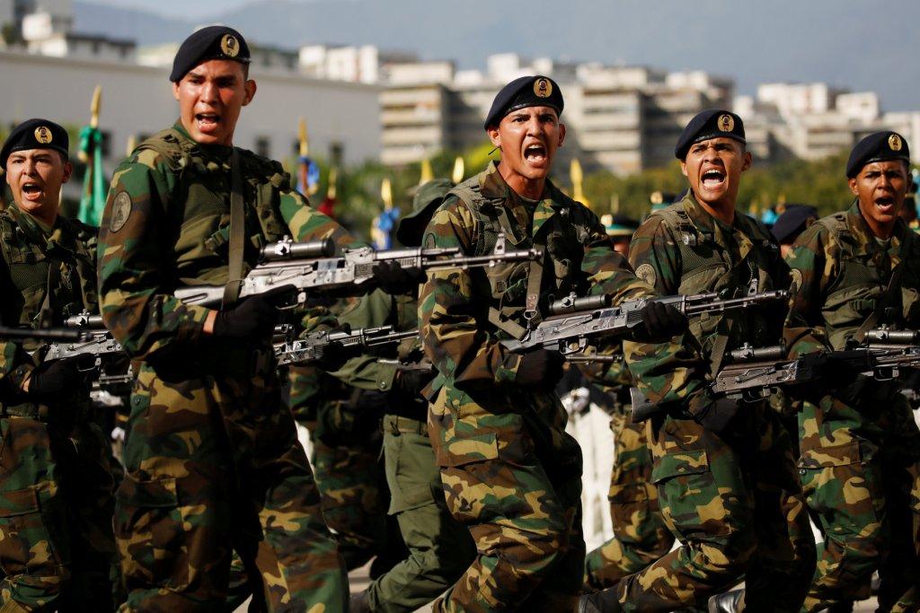 Algunos de los militares se han sublevado desde que Juan Guaidó se declaró presidente (Reuters)