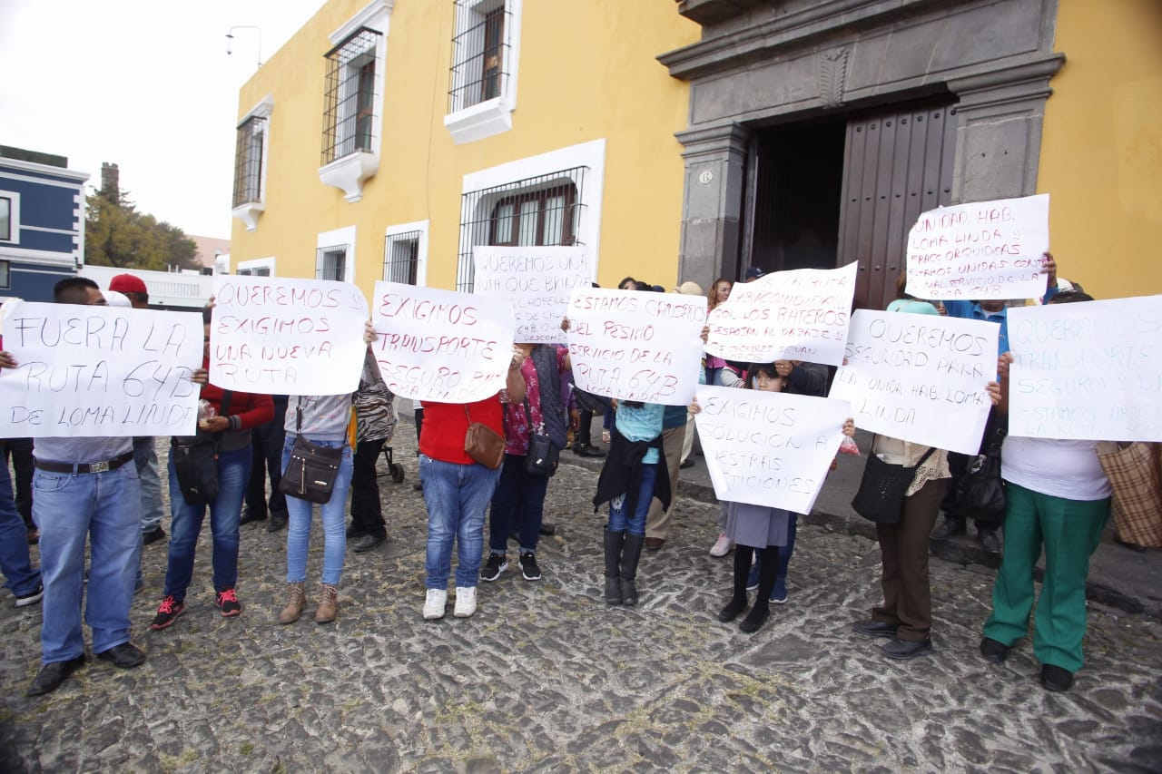 Las personas sostienen pancartas en las que expresan su descontento por el servicio de la Ruta 64 B (Andrés Lobato)