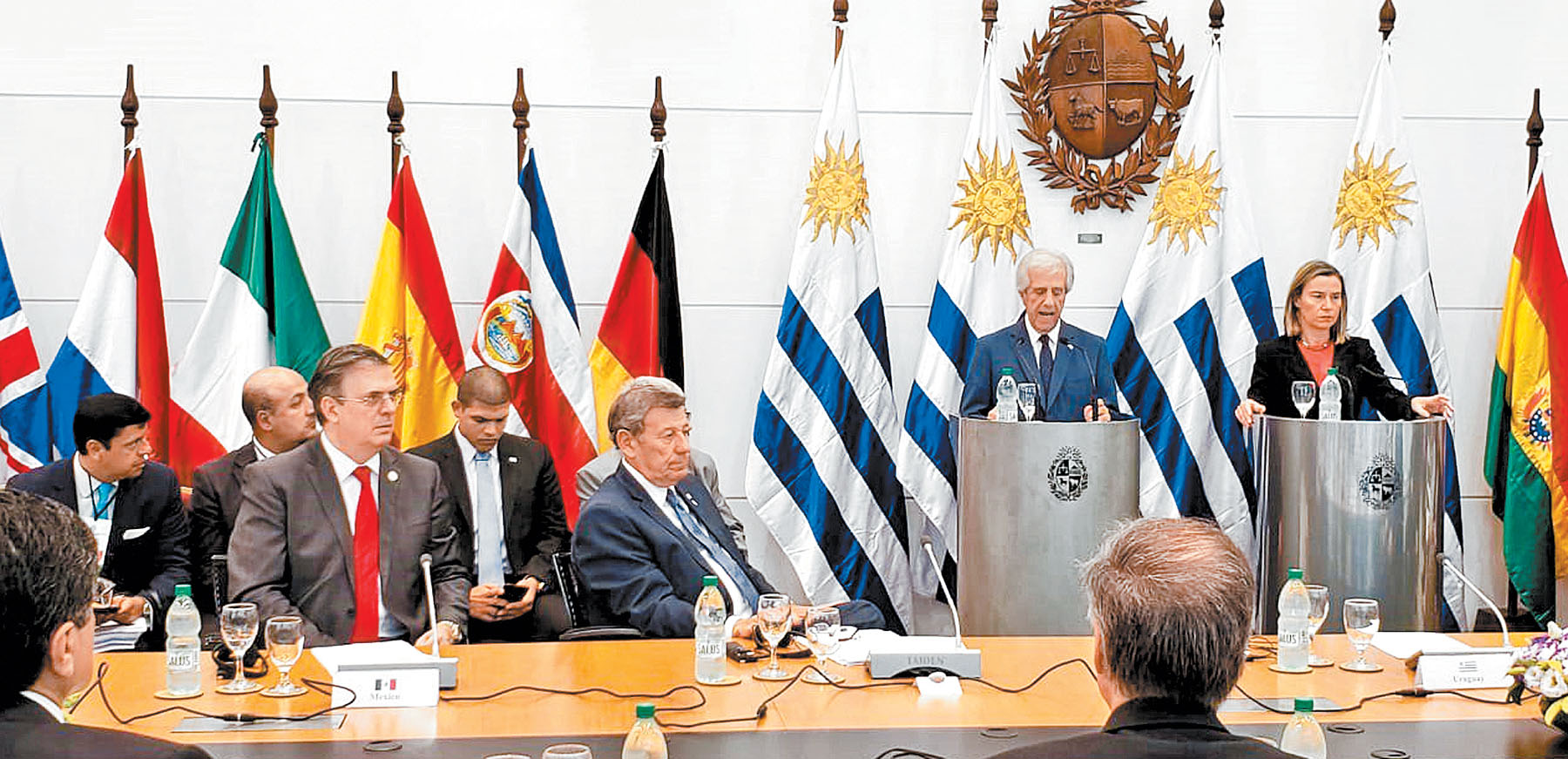 El presidente anfitrión, Tabaré Vázquez, y la titular de Exteriores de la UE, Federica Mogherini, encabezaron la reunión en Montevideo. (Especial)