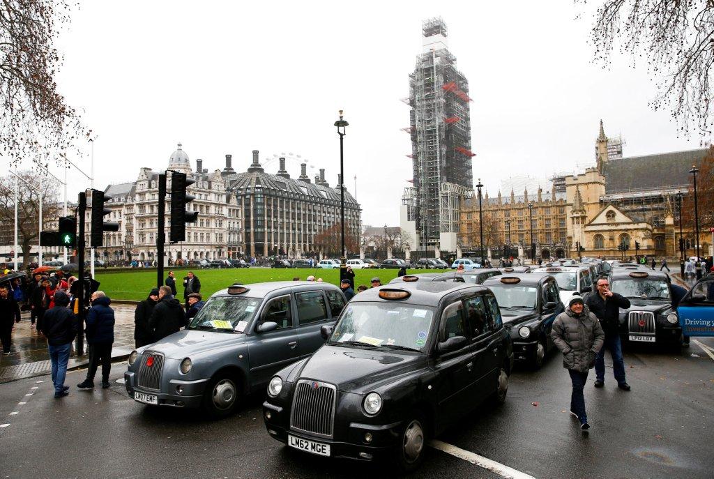 RU. Taxistas de Londres protestan afuera del Parlamento Británico tras la medida de reducir las licencias por contaminación (Reuters)