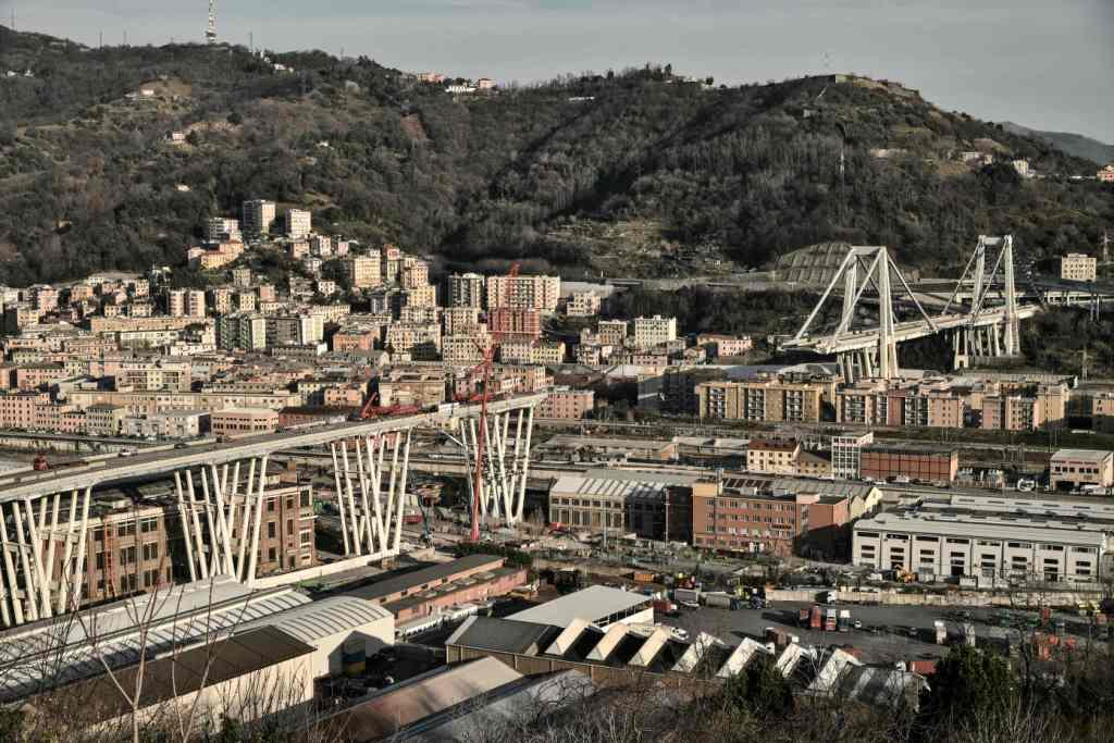 Los trabajos para la demolición del puente Morandi comenzaron hoy. (AFP)