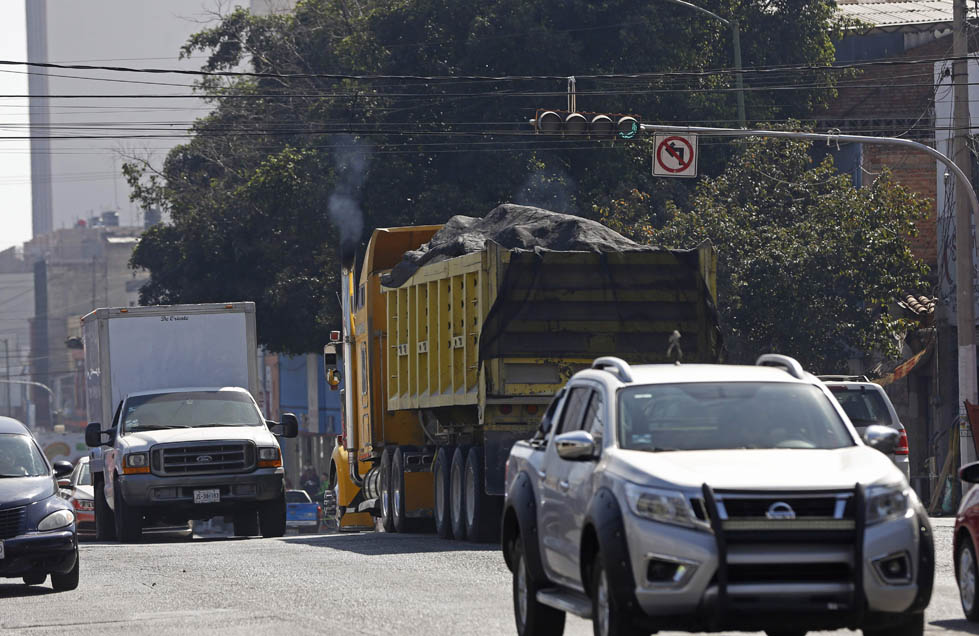 Transporte de carga contaminando (Fernando Carranza)