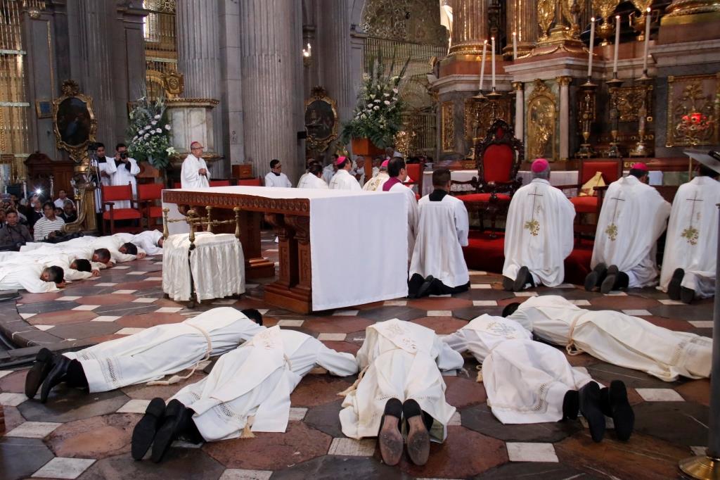 Víctor Sánchez Espinosa, realizó la ordenación de nueve sacerdotes y 1 diácono (Agencia Enfoque)