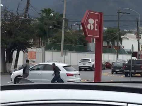 En el video que circula en redes sociales se muestra al policía aprendiendo al supuesto ladrón. Foto: Especial