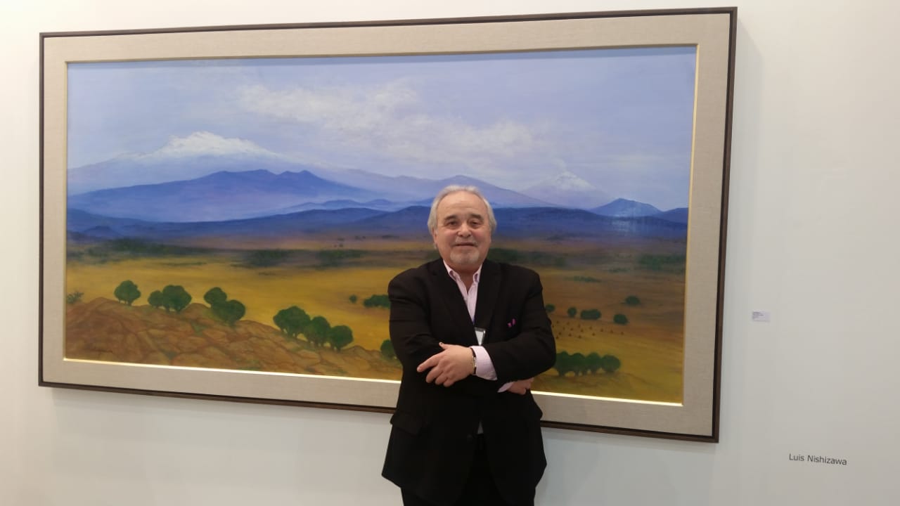 Alfredo Ginocchio frente a una obra de Nishizawa. (Foto: Eduardo Gutiérrez)