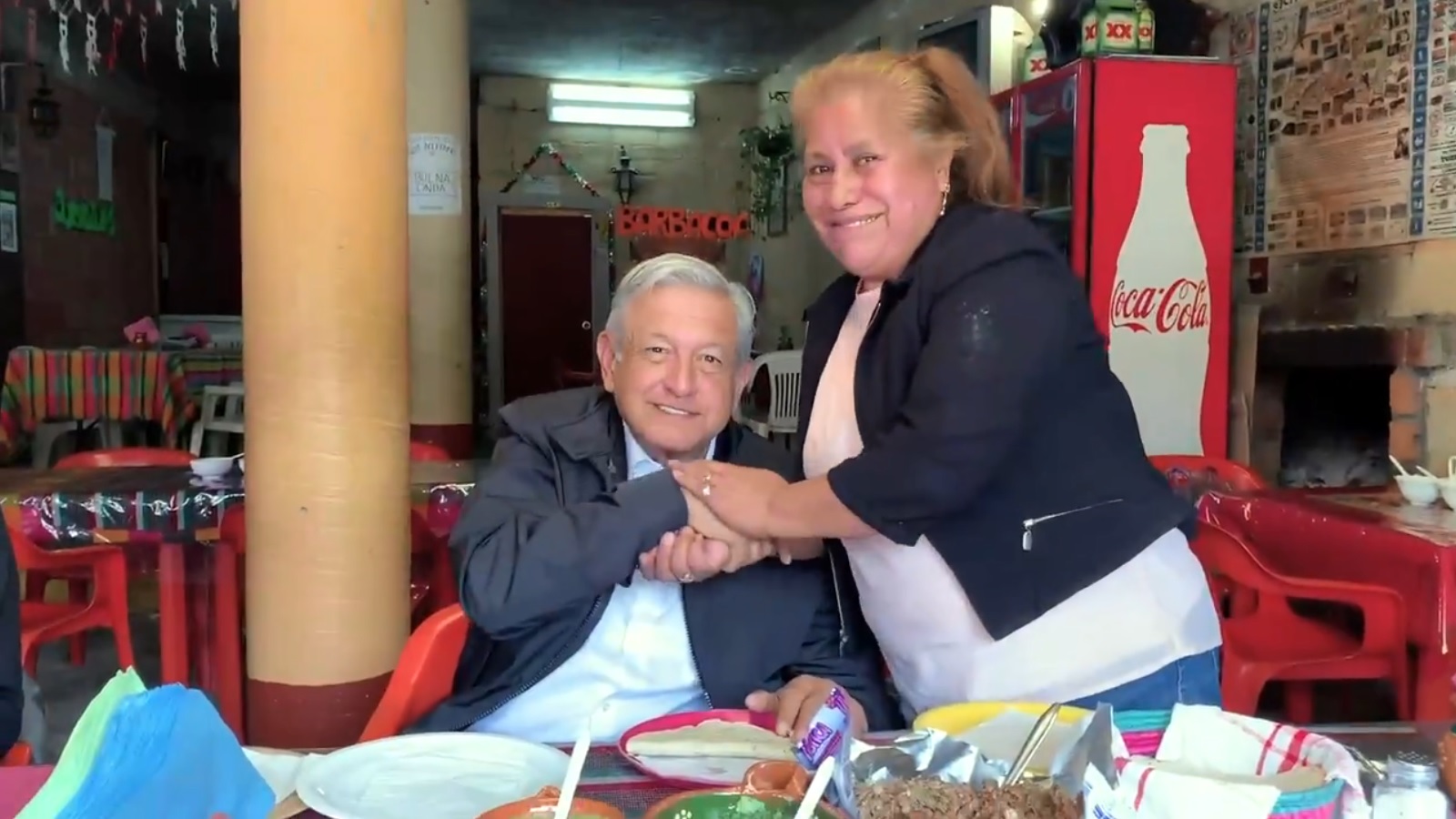 Andrés Manuel López Obrador hizo una parada en una fonda para comer barbacoa y quesadillas. (Captura de pantalla)