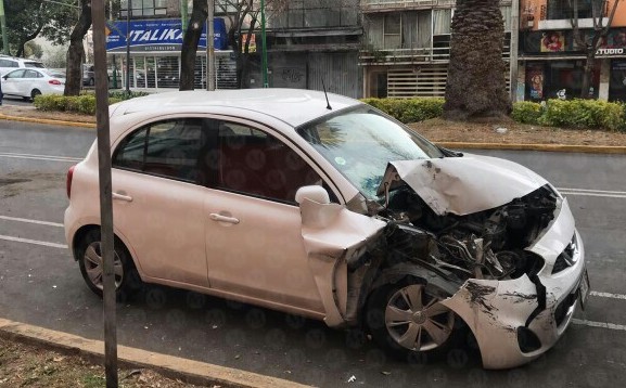El auto chocó contra el transporte público en el cruce de Dr. Vertiz y Viaducto. | Jorge Becerril