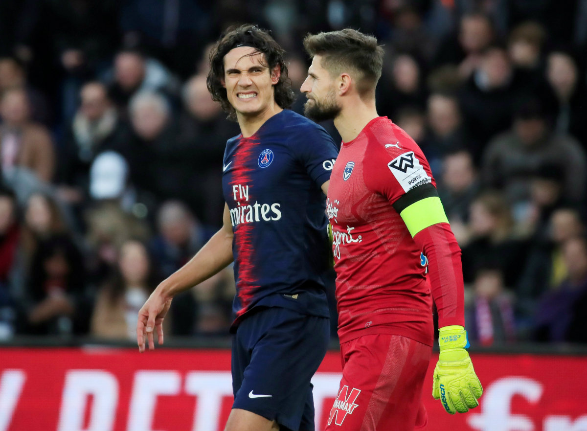 Edinson Cavani le dio la victoria al PSG pero salió lesionado del partido (Reuters)