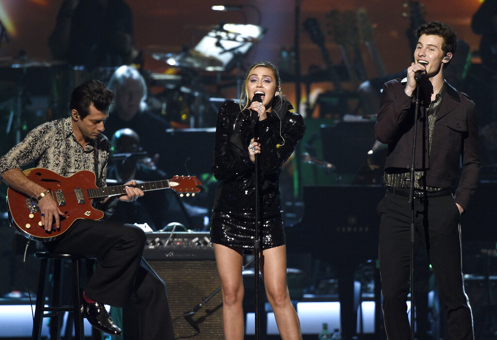 Miley Cyrus y Shawn Mendes cantan en los Music Cares (AP)
