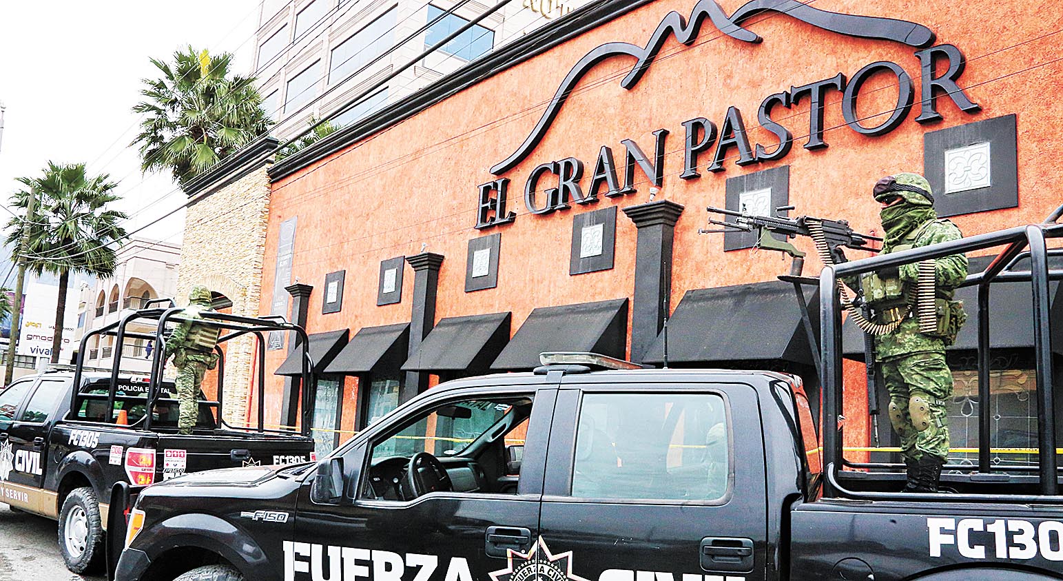 Policías estatales vigilan el local que se encuentra sobre la avenida Gonzalitos. (Leonel Rocha)