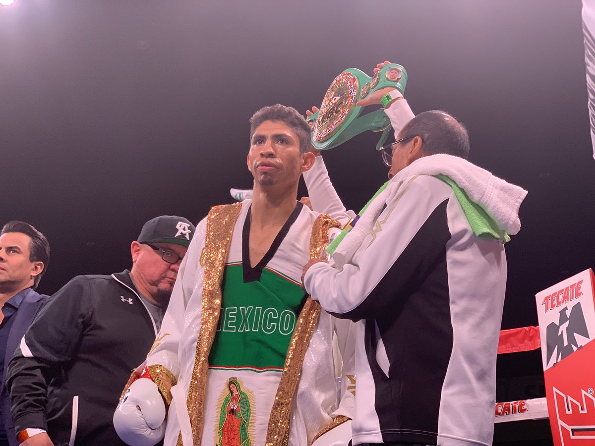 Rey Vargas retuvo su cetro (Twitter @GoldenBoyBoxing)