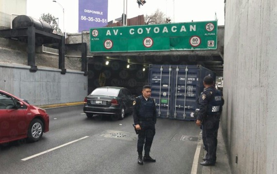 El tráiler intentó cruzar el desnivel de Viaducto, a la altura de Chilpancingo. | Jorge Becerril