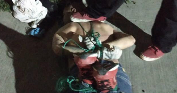 Vecinos en una colonia de Ciudad Madero detienen a ladrón.