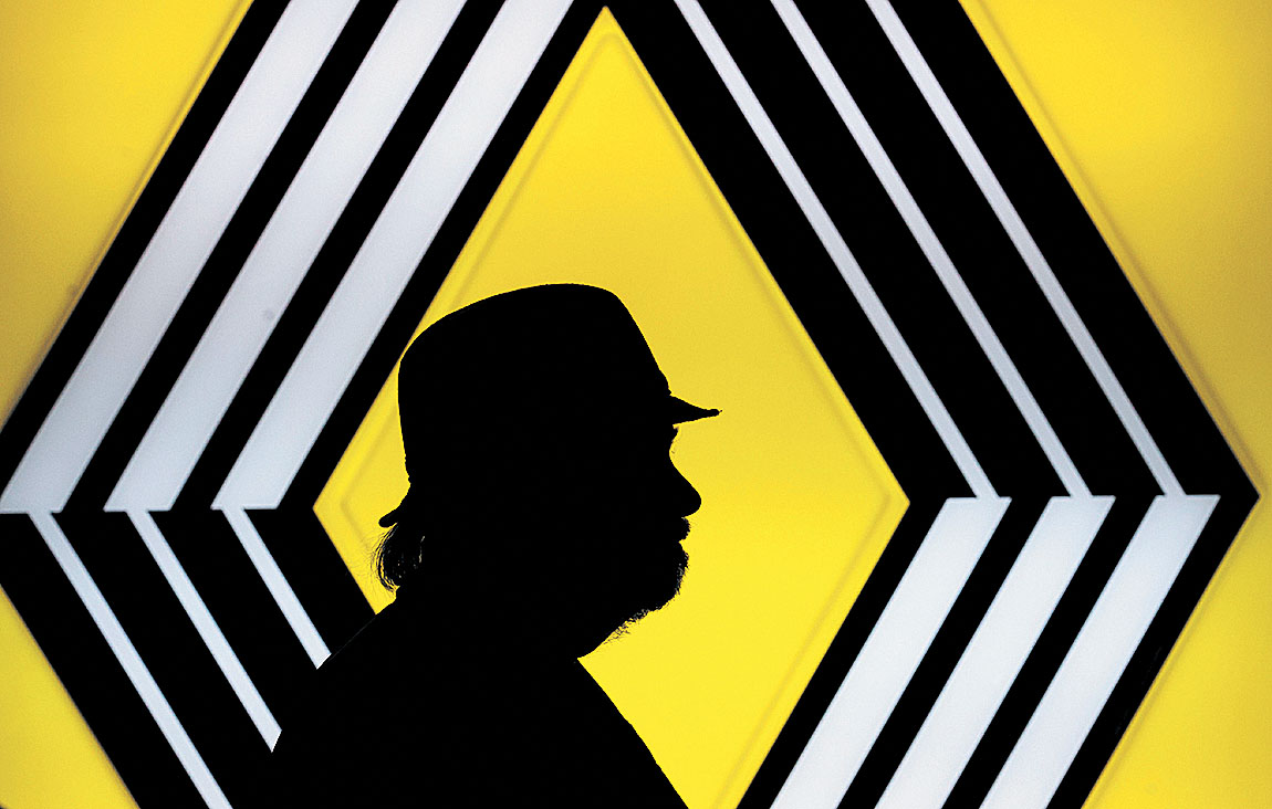 Un visitante observa el logo de Renault del artista franco-húngaro. (EFE/Ian Langsdon)
