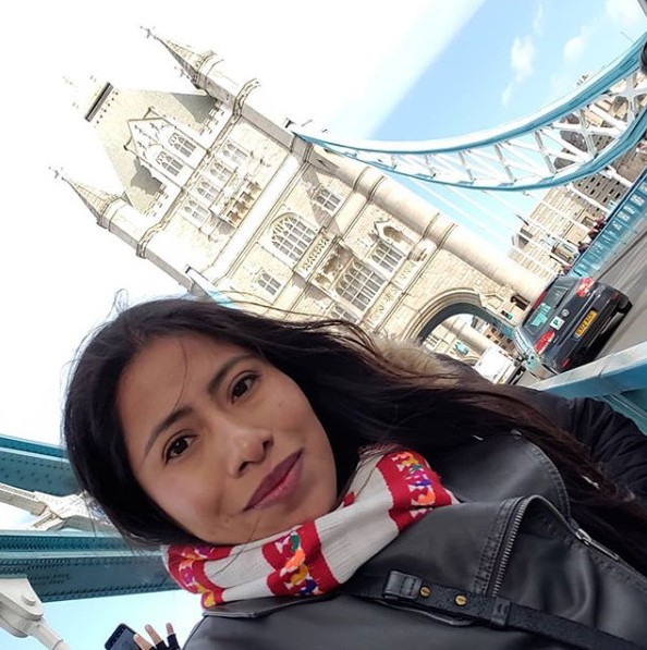 Yalitza usó de bufanda en Londres un telar que hizo su abuelita. (Instagram | yalitzaapariciomtz)