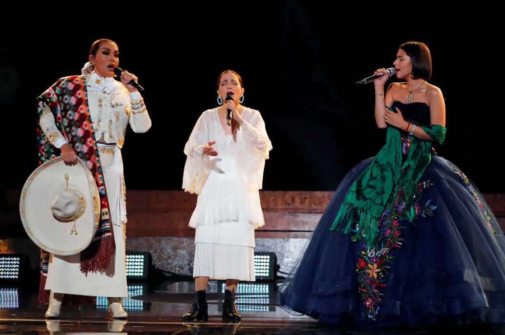 Ángela Aguilar, Aída Cuevas y Natalia Lafourcade interpretan "La Llorona" en los premios Grammy 2019 (Reuters).