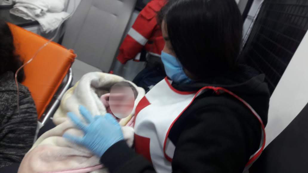 El bebé nació sano y junto a su mamá fueron trasladados al Hospital General. (Especial)