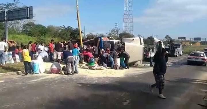 Decenas de personas acudieron a la zona de la volcadura para recoger en bolsas, cubetas y costalillas el azucar. (Isabel Zamudio)