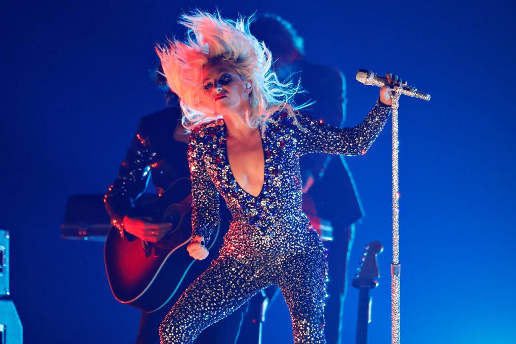Lady Gaga canta "Shallow" (Reuters)