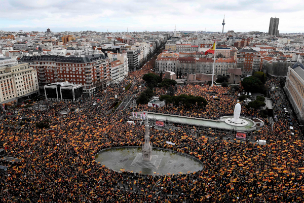 Los manifestantes portaban banderas de España y corearon lemas como "Sánchez dimisión", "¡elecciones ya!". |AFP